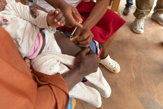 Injection du vaccin contre le paludisme à un bébé dans un hôpital à Soa, le 22 janvier 2024 au Cameroun