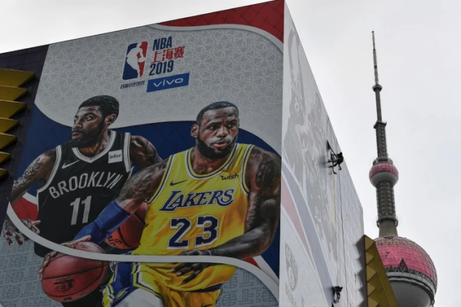 Affiche géante pour la promotion du match de pré-saison NBA entre les Brooklyn Nets et les Los Angeles Lakers, le 9 octobre 2O19 à Shanghai 