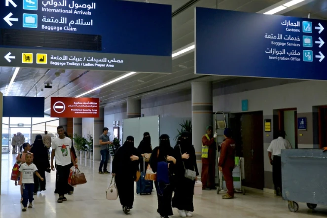 Des Saoudiennes arrivent à l'aéroport d'Abha en Arabie saoudite, le 13 juin 2019