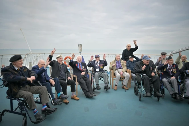 Des vétérans britanniques lors d'un voyage vers la France à bord du ferry Brittany Ferries, au large de Portsmouth, le 4 juin 2024, dans le cadre des commémorations du « jour J »