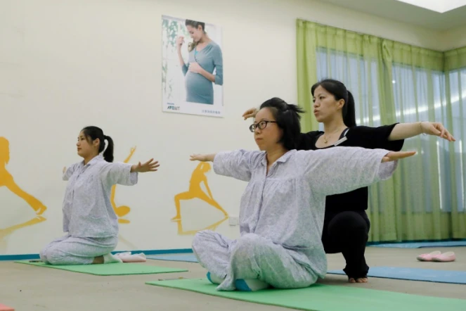 Des Chinoises qui viennent d'accoucher suivent un cours de yoga au Centre post-natal international du lac Malaren, le 17 mai 2018 à Shanghai 