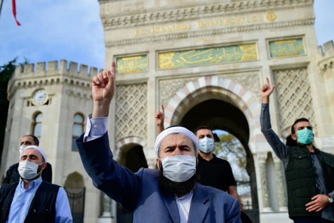 Manifestation, le 25 octobre 2020 à Istanbul, après les propos du président français Emmanuel Macron sur l'islam qui ont suscité critiques, manifestations et même appels au boycott des produits français dans le monde musulman

