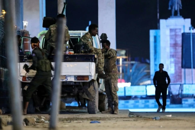 Les forces de sécurité somaliennes patrouillent le 20 août 2022 près de  l'hôtel Hayat à Mogadiscio, attaqué par des islamistes radicaux shebab