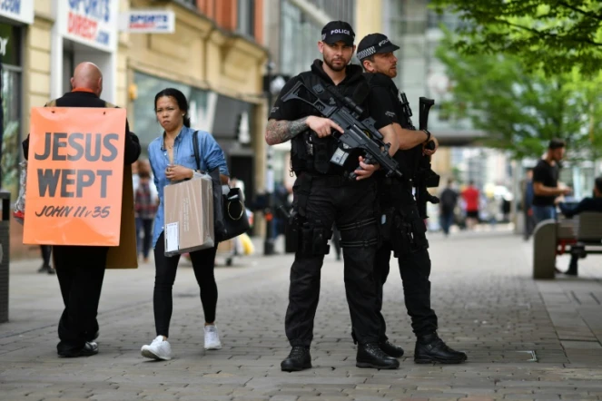 Des policiers armés dans une rue de Manchester, le 24 mai 2017