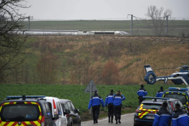 Gendarmes près du lieu du déraillement d'une motrice TGV, le 5 mars 2020 à Ingenheim