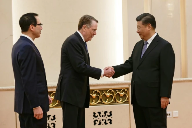 Le représentant américain pour le commerce Robert Lighthizer (c), le président chinois Xi Jinping (d) et le secrétaire au Trésor américain Steven Mnuchin (g), le 15 février 2019 à Pékin