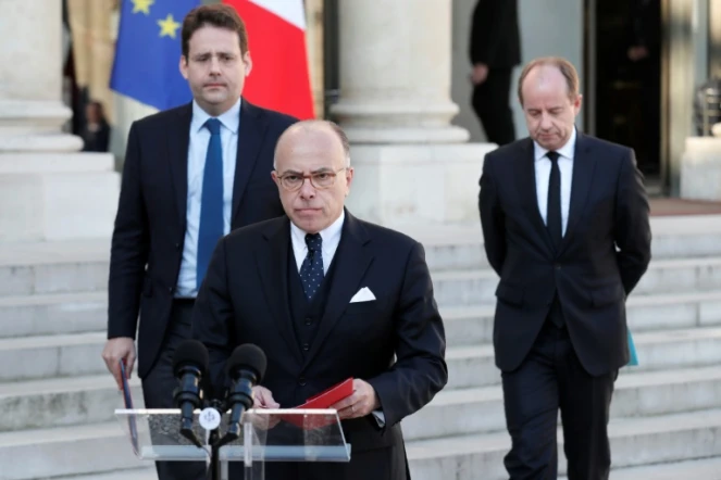 Bernard Cazeneuve s'exprime après le conseil de défense à l'Elysée le 21 avril 2017 accompagné des ministres de l'Intérieur Matthias Fekl et de la Justice Jean-Jacques Urvoas