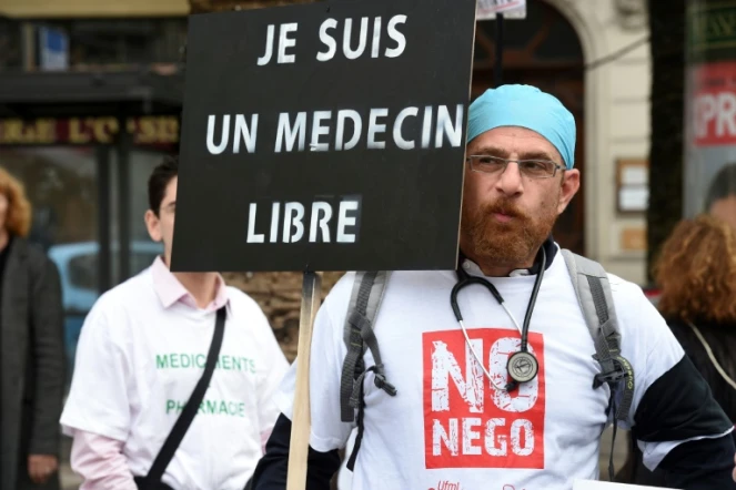 Manifestation contre un projet de réforme de l'installation des médecins, à Toulon, le 13 novembre 2015