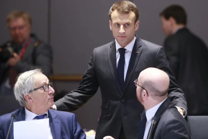 Le président français Emmanuel Macron avec le président de la Commission européenne Jean-Claude Juncker et le Premier ministre belge Charles Michel au sommet européen à Bruxelles le 23 mars 2018
