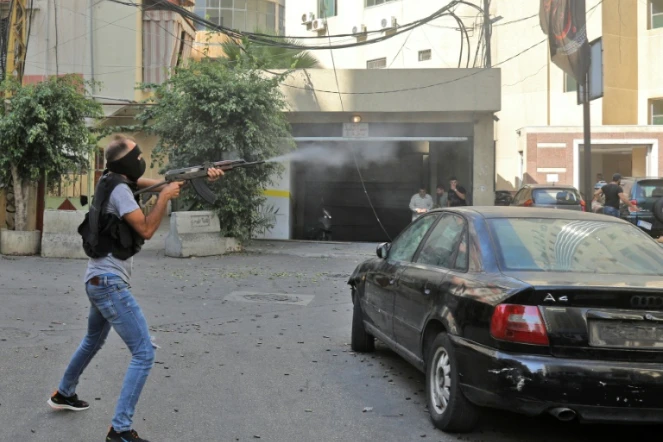 Un homme armé tire dans les rues de Beyrouth, le 14 ocotbre 2021 au Liban
