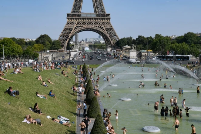 Des personne se rafraîchissent au Trocadéro le 23 juillet 2019 à Paris 