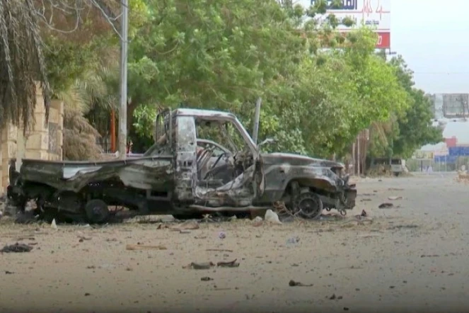 Un véhicule détruit dans les rues de Karthoum, le 1er mai 2023