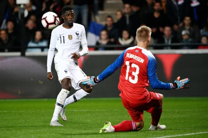 L'attaquant des Bleus Ousmane Dembélé face au gardien de l'Islande Runar Alex Runarsson en amical au Roudourou, le 11 octobre 2018 