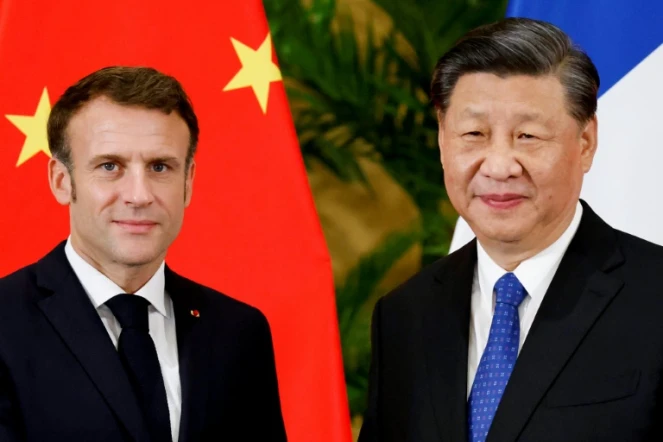 Le président français Emmanuel Macron (g) et son homologue chinois lors d'une rencontre en marge du sommet du G20, le 15 novembre 2022 à Nusa Dua, en Indonésie