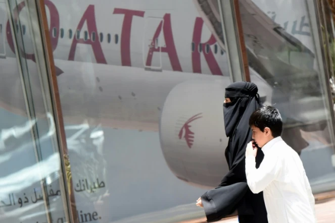 Une Saoudienne près d'un bureau de Qatar Airways à Ryad le 5 juin 2017