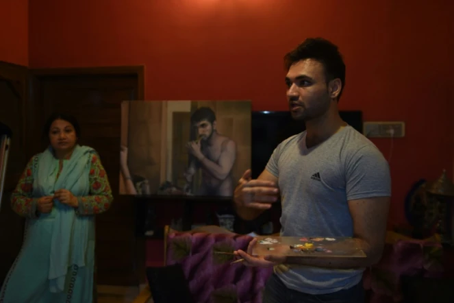 L'artiste pakistanais Mohammad Ali avec sa mère dans son atelier à Karachi, le 4 mai 2016