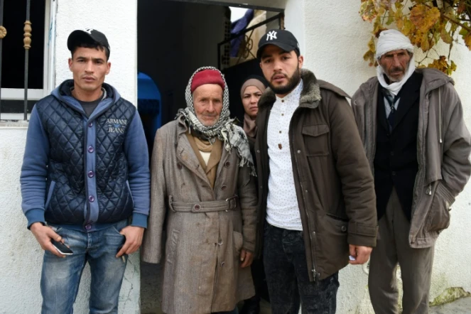 La famille d'Anis Amri, suspect dans l'attaque de Berlin, devant sa maison d'Oueslatia, en Tunisie, le 22 décembre 2016