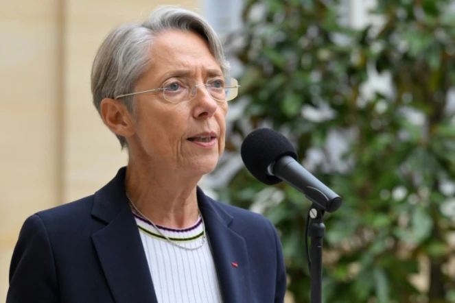 La Première ministre Elisabeth Borne s'adresse à la presse le 27 mai 2022 à Paris