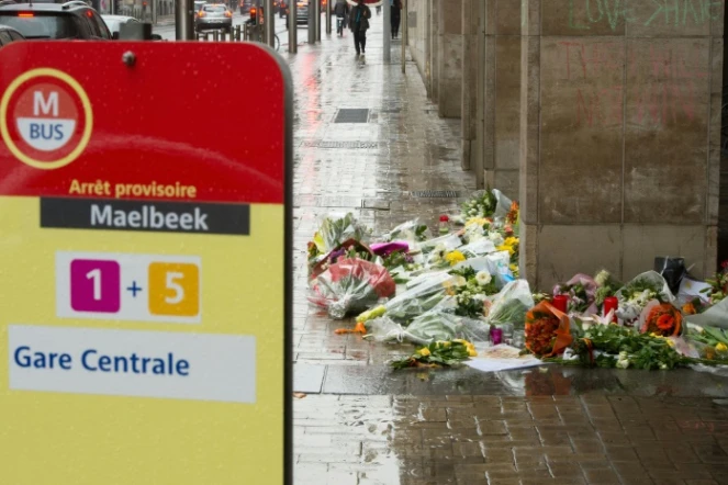 Des fleurs sur le trottoir devant la gare centrale de Bruxelles en hommage aux victimes de l'attentat à la bombe, le 25 mars 2016