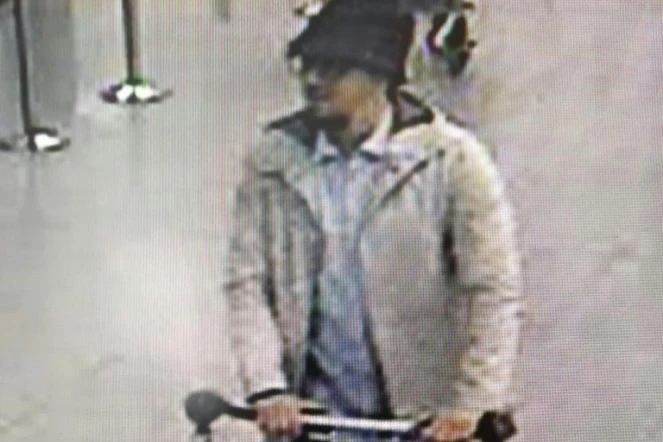 Capture d'une caméra surveillance diffusée par la police fédérale belge d'un suspect de l'attentat contre l'aéroport de Bruxelles le 22 mars 2016