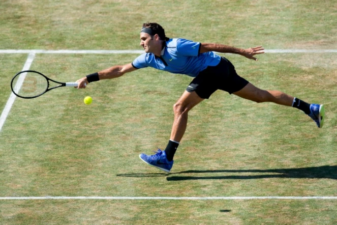 Le Suisse Roger Federer face à l'Allemand Tommy Haas au tournoi de Stuttgart, le 14 juin 2017