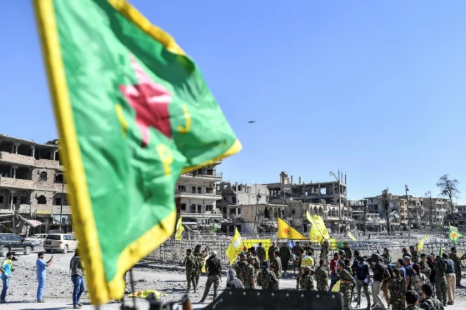 Photo d'un drapeau des Unites de protection du peuple kurde (YPG), le 17 octobre 2017 lors de la libération de la ville syrienne de Raqa