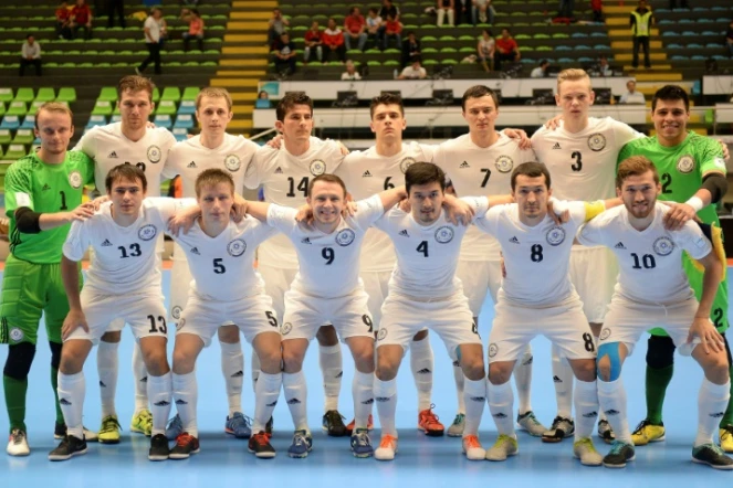 L'équipe de futsal du Kazakhstan pose avant leur match de Coupe du monde contre l'Espagne, le 21 septembre 2016 à Medellin (Colombie)