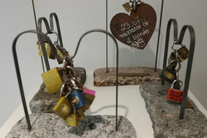 Des cadenas déposés par des amoureux sur les ponts de Paris, retirés par les services municipaux en raison de leur poids, sont photographiés le 3 mai 2017 avant leur vente aux enchères le 13 mai