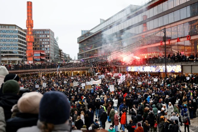 Des milliers de manifestants rassemblés contre le pass vaccinal, le 22 janvier 2022 à Stockholm