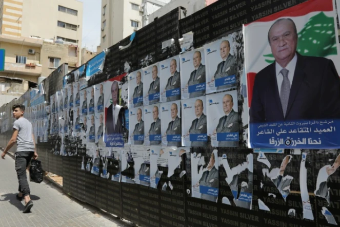 Affiches électorales pour le scrutin législatif qui doit se tenir le 6 mai au Liban, dans un quartier de Beyrouth, le 3 avril