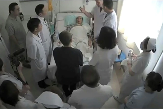 Image tirée d'une vidéo qui a "fuité" montrant le dissident chinois Liu Xiaobo sur un lit d'hôpital entouré par des médecins en présence de sa femme Liu Xia, dans un endroit non précisé, le 11 juillet 2017