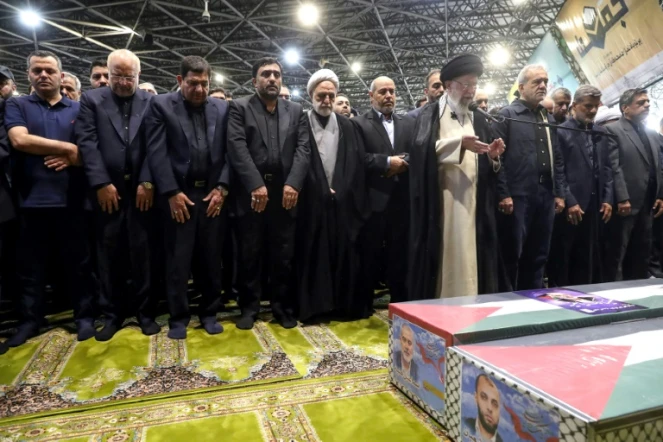 Une photo fournie par le bureau du guide suprême iranien, l'ayatollah Ali Khamenei, le montre en train de diriger la prière des morts devant les cercueils d'Ismaïl Haniyeh et de son garde du corps lors de leur procession funéraire à Téhéran, le 1er août 2024