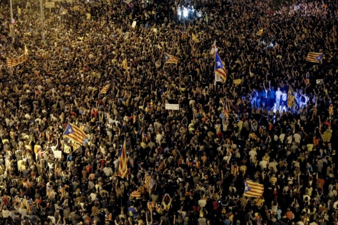 Des manifestants brandissent des drapeaux catalans à Barcelone le 20 septembre 2017