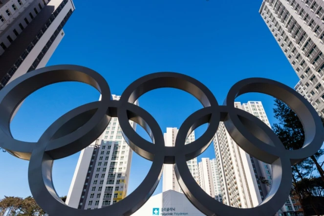 Les anneaux olympiques du village, à Gangneung en Corée du Sud, le 25 janvier 2018