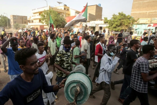 Des manifestants soudanais protestent durant un rassemblement à Khartoum pour dénoncer la mort de cinq lycéens, tués lors d'un rassemblement à Al-Obeid,  "massacre" le 29 juillet 2019 