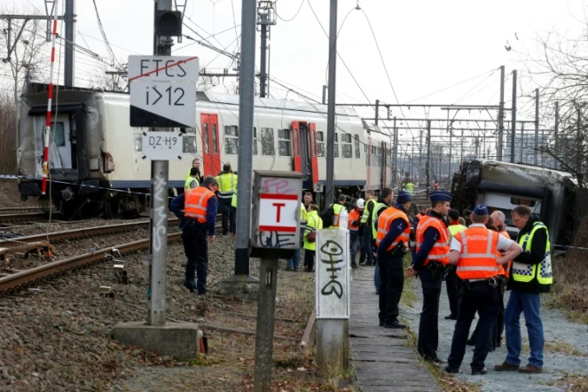 Des policiers belges sur le site du déraillement d'un train près de Louvain, le 18 février 2017