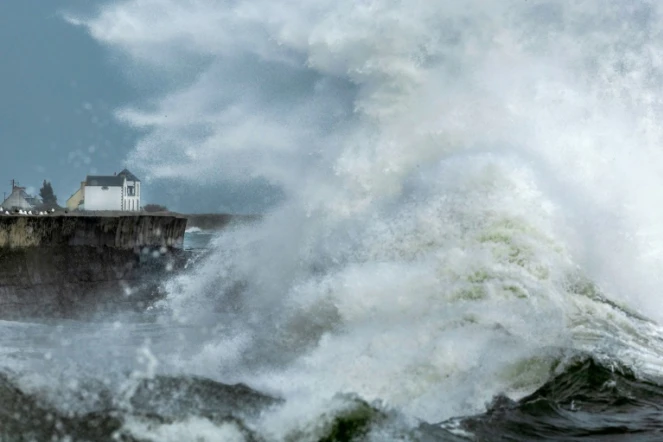 Dès mercredi minuit et jusqu'à jeudi 10h, le Finistère, les Côtes-d'Armor et la Manche seront placés en vigilance rouge vent, soit le niveau maximal d'alerte