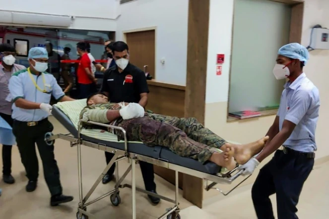 Des soignants prennent en charge un soldat indien blessé le 3 avril 2021 dans un hôpital de Bijapur, après une fusillade avec des rebelles maoïstes