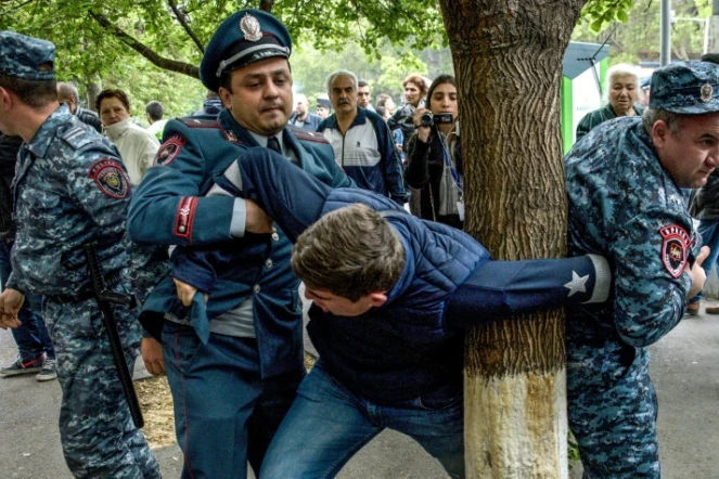 Des policiers arméniens interpellent un manifestant de l'opposition à Erevan, le 20 avril 2018