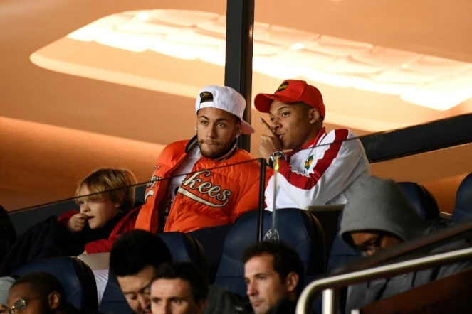 Les joueurs du Paris SG Neymar et Kylian Mbappé lors de la réception de Toulouse au Parc des Princes le 24 novembre 2018