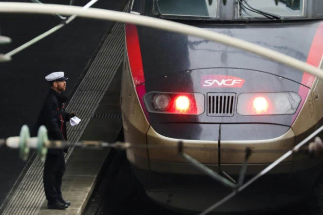 Le rapporteur du projet de réforme ferroviaire Jean-Baptiste Djebbari (La République en marche) a annoncé jeudi sur LCP que l'État reprendrait "entre 30 et 35 milliards d'euros" de la dette de la SNCF