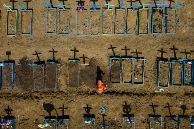 Vue aérienne du cimetière Nossa Senhora Aparecida près de Taruma, Manaus, au Brésil, le 2 juin 2020

