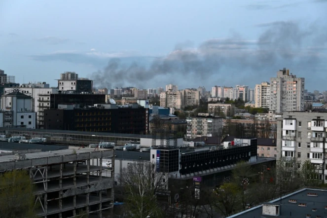 Un panache de fumée à Kiev, frappée par des tirs de missiles russes, le 28 avril 2022, alors que le Secrétaire général de l'ONU Antonio Guterres se trouvait dans la ville 