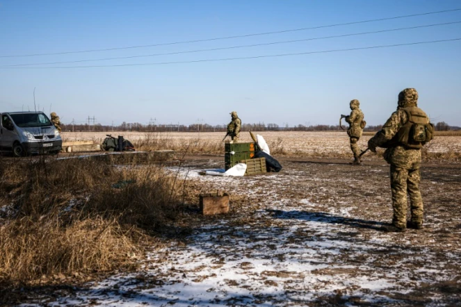 Des soldats ukrainiens à un checkpoint près du village de Velyka Dymerka, aux portes de Kiev, le 10 mars 2022 