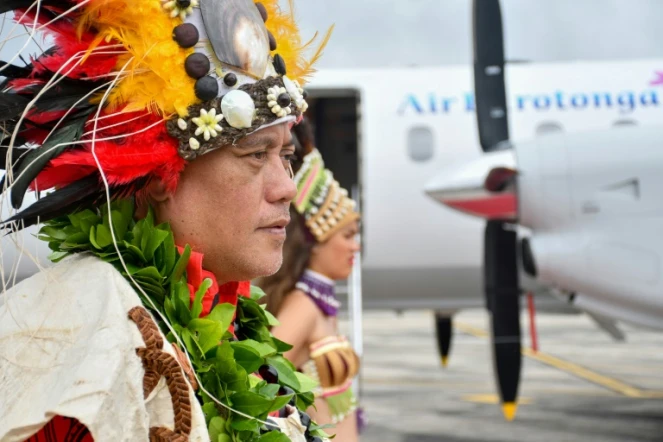 Un prêtre participe à l'aéroport de Rarotonga, dans les îles Cook, le 13 août 2022, à  
la cérémonie de lancement du premier vol d'Air Rarotonga vers Tahiti, après presque deux ans d'arrêt lié au Covid