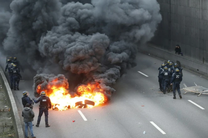Pneus incendiés par des chauffeurs de taxi en grève le 26 janvier 2016 sur le périphérique porte Maillot à Paris