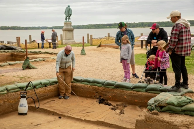 L'archéologue Caitlin Delmas entourée de sacs de sable qui permettent de protéger les vestiges des intempéries, de plus en plus intenses sur le site historique de Jamestown, sur la côte est américaine, le 10 mai 2022