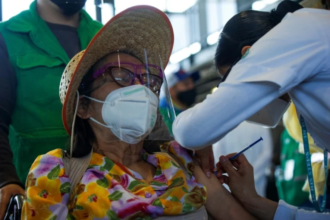 Una Mexicaine se fait vacciner contre le Covid-19 à l'Université autonome de Mexico, à Mexico, le 24 mars 2021