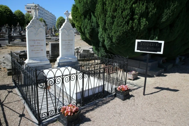 La tombe du poète Arthur Rimbaud, au cimetière de l'Ouest à Charleville-Mézières, le 21 juin 2019