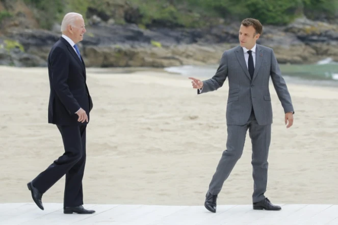 Le président américain Joe Biden (G) et son homologue Emmanuel Macron lors du G7 dans les Cornouailles, le 11 juin 2021